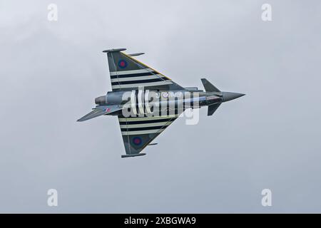 Eurofighter Typhoon 'Moggy' des Typhoon Display Teams von RAF Coningsby, ausgestellt auf der RAF Cosford Airshow, Midlands, Großbritannien, 9. Mai 2024 Stockfoto