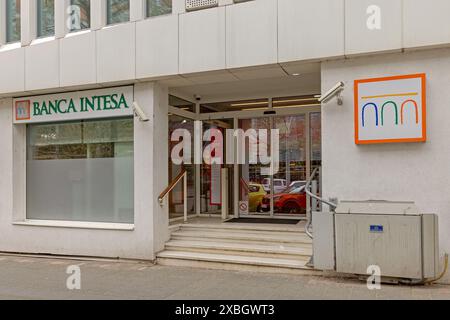 Belgrad, Serbien - 31. März 2024: Eintritt in die italienische Bank der Banca Intesa Sanpaolo Group am King Alexander Boulevard in der Hauptstadt. Stockfoto