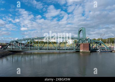 Geographie / Reise, Deutschland, Niedersachsen, Nassaubrücke im Nassauer Hafen, Wilhelmshaven, ADDITIONAL-RIGHTS-CLEARANCE-INFO-NOT-AVAILABLE Stockfoto