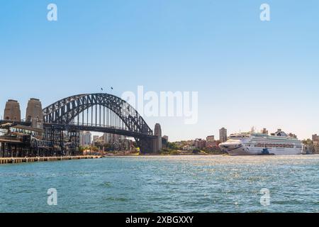 Sydney, Australien - 19. April 2022: Das Pacific Explorer Kreuzfahrtschiff wird vom Hafen von Sydney zum White Bay Cruise Terminal gezogen, während es von der aus gesehen wird Stockfoto