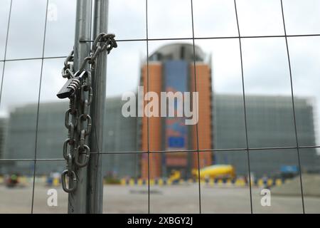 (240612) -- BRÜSSEL, 12. Juni 2024 (Xinhua) -- dieses Aktenfoto vom 3. Juni 2024 zeigt ein Schloss an Ketten im Hintergrund des Gebäudes der Europäischen Kommission in Brüssel, Belgien. Die Europäische Kommission gab am Mittwoch eine Erklärung ab, in der sie die Höhe der vorläufigen protektionistischen Zölle auf Einfuhren von batteriebetriebenen Elektrofahrzeugen aus China vorab offenlegt. Die Europäische Kommission wies Anträge und Bedenken zahlreicher Regierungen und Industriesektoren der EU-Mitgliedstaaten ab, wobei sie die Fakten übersah und gegen die Regeln der Welthandelsorganisation verstieß. Auf dem Weg zu ihrem Handelsprotektionist Stockfoto