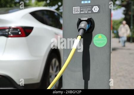 (240612) -- BRÜSSEL, 12. Juni 2024 (Xinhua) -- dieses Aktenfoto vom 6. Juni 2024 zeigt ein Elektroauto an einer Ladestation in der Nähe des Gebäudes der Europäischen Kommission in Brüssel, Belgien. Die Europäische Kommission gab am Mittwoch eine Erklärung ab, in der sie die Höhe der vorläufigen protektionistischen Zölle auf Einfuhren von batteriebetriebenen Elektrofahrzeugen aus China vorab offenlegt. Die Europäische Kommission wies Anträge und Bedenken zahlreicher Regierungen und Industriesektoren der EU-Mitgliedstaaten ab, wobei sie die Fakten übersah und gegen die Regeln der Welthandelsorganisation verstieß. Fortbestehen des Handels Stockfoto