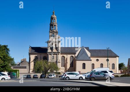 Bayeux, Frankreich - 06. August 2020: Die Kirche Saint-Patrice befindet sich im Stadtzentrum vor dem Place Gauquelin Despallières. Stockfoto