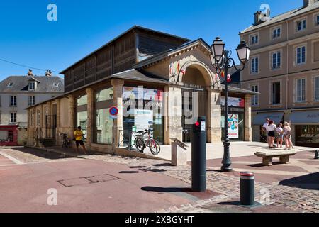 Bayeux, Frankreich - 06. August 2020: Bayeux Tourist Office auf dem alten Fischmarkt des Stadtzentrums. Stockfoto