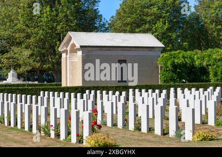 Bayeux, Frankreich - 06. August 2020: Der Bayeux war Cemetery ist der größte Friedhof des Zweiten Weltkriegs von Commonwealth-Soldaten in Frankreich. Stockfoto