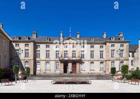 Bayeux, Frankreich - 06. August 2020: Bayeux Bischofspalast oder Bischofspalast von Bayeux ist ein Bischofspalast, der Wohnort des b Stockfoto