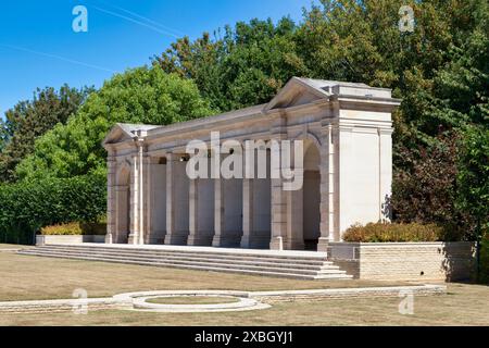 Bayeux, Frankreich - 06. August 2020: Das Bayeux Memorial auf dem Bayeux-Kriegsfriedhof erinnert an die 2092 Soldaten des Commonwealth, die gestorben sind Stockfoto