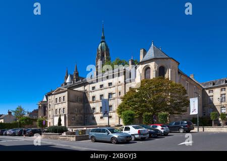 Bayeux, Frankreich - 06. August 2020: Bischofspalast Bayeux mit dem Turm der Kathedrale dahinter. Stockfoto