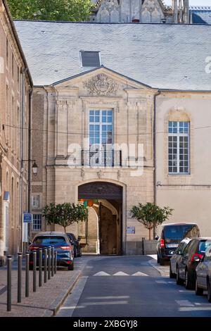 Bayeux, Frankreich - 06. August 2020: Eintritt durch den Bischofspalast Bayeux (oder Bischofspalast von Bayeux) zum Place de la Liberté. Stockfoto