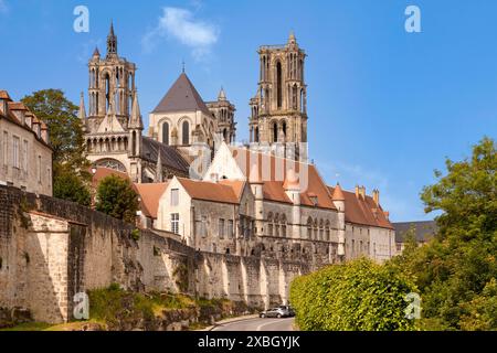 Die Kathedrale von Laon (französisch Cathédrale Notre-Dame de Laon) ist eine römisch-katholische Kirche in Laon, Aisne, Hauts-de-France, Frankreich. Integriert im t Stockfoto