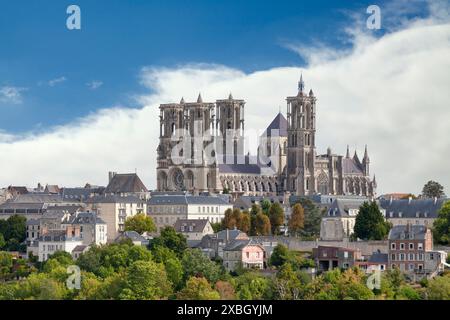 Aus der Vogelperspektive der Kathedrale von Laon (französisch Cathédrale Notre-Dame de Laon), einer römisch-katholischen Kirche in Laon, Aisne, Hauts-de-France, Frankreich. Gebaut Stockfoto