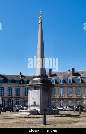 Arras, Frankreich - 22. Juni 2020: Der Gaudemont-Pfeil (französisch Flèche Gaudemont) ist ein Obelisk, der im Zentrum des Place Victor-Hugo thront. Es wurde erstellt Stockfoto