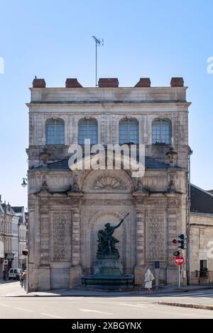 Arras, Frankreich - 22. Juni 2020: Der Brunnen Pont-de-Cité oder Neptun ist ein Brunnen am Place Pont-de-Cité. Es wurde als historisch gelistet Stockfoto