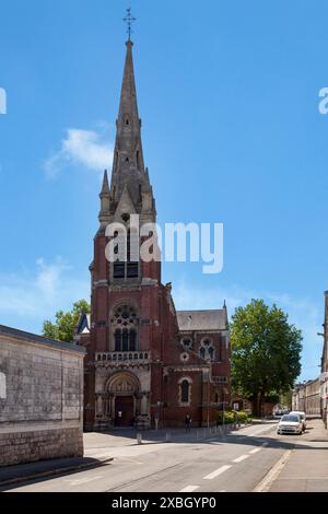 Arras, Frankreich - 22. Juni 2020: Die Kirche Notre-Dame-des-Ardents ist eine Kirche in Arras im Pas-de-Calais. Sie ist der Diözese Arras zugeordnet. It Stockfoto