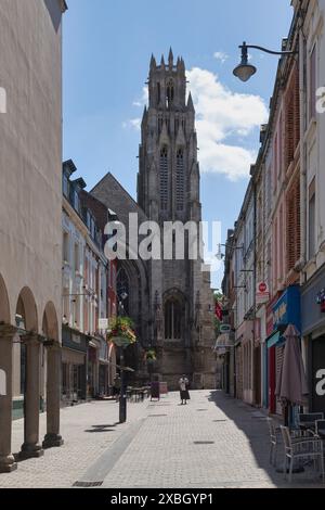 Arras, Frankreich - 22. Juni 2020: Die Kirche Saint-Jean-Baptiste war die einzige Kirche, die während der französischen Revolution nicht zerstört wurde. Stockfoto