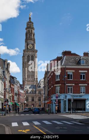 Arras, Frankreich - 22. Juni 2020: Der Glockenturm des Rathauses, ein historisches Gebäude, das Anfang des 16. Jahrhunderts erbaut wurde. Stockfoto