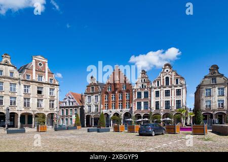 Arras, Frankreich - 22. Juni 2020: Extravagante gotische Gebäude mit flämischen Giebeln und Arkaden entlang des Grand-Place im Stadtzentrum. Stockfoto