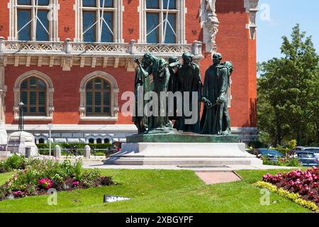 Calais, Frankreich - 22. Juni 2020: Les Bourgeois de Calais (französisch: Les Bourgeois de Calais) ist eine Skulptur von Auguste Rodin, die 1895 eröffnet wurde. Stockfoto