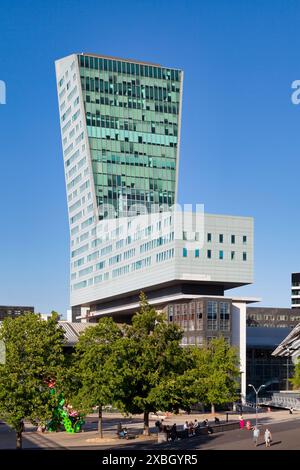 Lille, Frankreich - Juni 22 2020: Der Lille Tower (französisch: Tour de Lille) ist ein Büroturm im Geschäftsviertel Euralille. Stockfoto