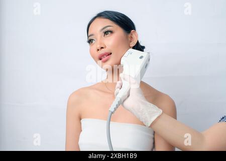 Hochintensiver fokussierter Ultraschall (HIFU) Laserbehandlung bei asiatischer Frau mit Hochsteckung Stockfoto