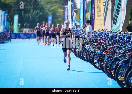 BALIKESIR, TURKIYE - 05. AUGUST 2023: Athleten, die in der Laufkomponente der Europa-Triathlon-Sprint- und Staffelmeisterschaften in Balikesir antreten Stockfoto