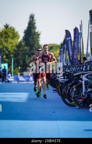 BALIKESIR, TURKIYE - 05. AUGUST 2023: Athleten, die in der Laufkomponente der Europa-Triathlon-Sprint- und Staffelmeisterschaften in Balikesir antreten Stockfoto