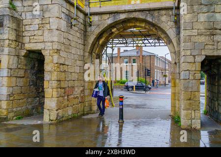 York, Großbritannien - 22. September 2022: Blick auf die Festung und das Tor der Fishergate Bar, Teil der Stadtmauer, mit Einheimischen und Besuchern, in York, North Yorkshir Stockfoto