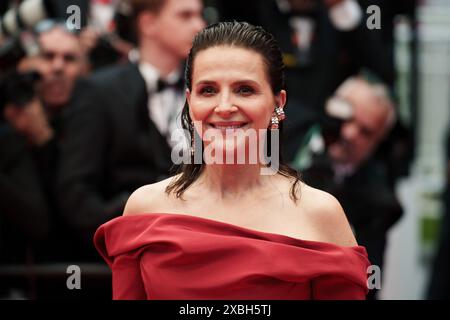 CANNES, FRANKREICH - 14. MAI: Juliette Binoche nimmt am Eröffnungsteppich des Festivals de Cannes 2024 in Cannes Teil (Foto: Giovanna Onofri) Stockfoto