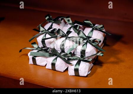 Hochzeit dekorative Süßigkeiten, Hochzeitstorte, Gut verheiratet Kuchen, Hochzeit Souvenir, Schokolade bem Casado Stockfoto