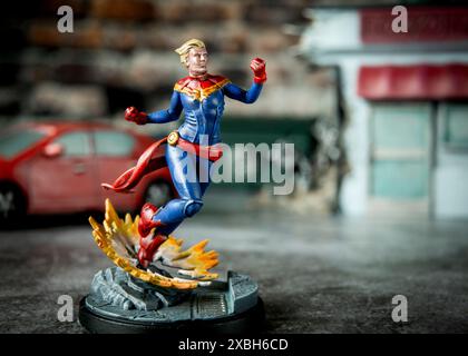 Captain Marvel Cosmic Avenger, Carol Danvers, malte Marvel Crisis Protocol Figur, Atomic Mass Games © Clarissa Debenham / Alamy Stockfoto