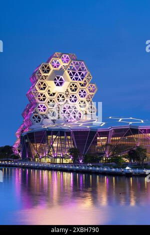 Kaohsiung Music Centre in der Abenddämmerung, Kaohsiung, Taiwan Stockfoto