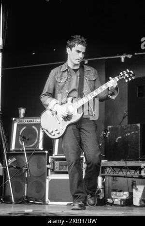 KELLY JONES, STEREOPHONICS, 1997: Ein junger Kelly Jones von der Rockband Stereophonics spielte am 14. Juni 1997 in Cardiff, Wales, Großbritannien. Die Band war im Begriff, riesig zu werden. Foto: Rob Watkins. INFO: Stereophonics, eine walisische Rockband, entstand Mitte der 90er Jahre mit einem knackigen Sound und gefühlvollen Texten. Hits wie „Dakota“ und „Maybe Tomorrow“ brachten sie zu internationalem Erfolg, indem sie Kelly Jones' rasende Vocals und ihre Fähigkeit zeigten, Hymnen zu kreieren, die tief bei den Zuhörern Anklang finden. Stockfoto