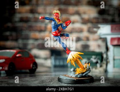 Captain Marvel Cosmic Avenger, Carol Danvers, malte Marvel Crisis Protocol Figur, Atomic Mass Games © Clarissa Debenham / Alamy Stockfoto