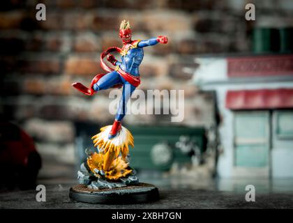 Captain Marvel Cosmic Avenger, Carol Danvers, malte Marvel Crisis Protocol Figur, Atomic Mass Games © Clarissa Debenham / Alamy Stockfoto