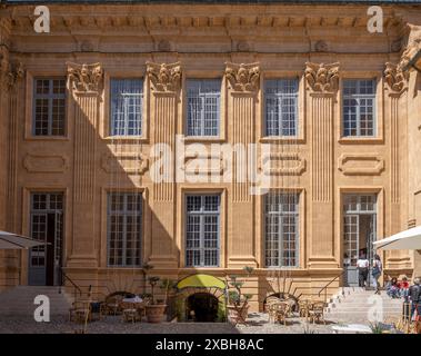 Aix-EN-Provence, Frankreich - 04 20 2023: Blick auf die typische Fassade des Hotels Boyer d’Eguilles Stockfoto