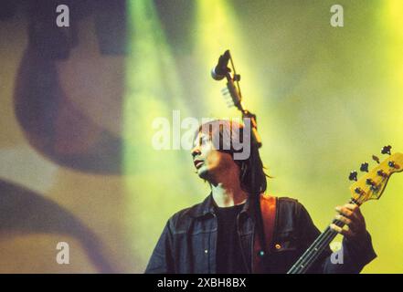 RICHARD JONES, STEREOPHONICS, READING FESTIVAL HEADLINERS, 2000: Bassist Richard Jones von Stereophonics Headliner Sunday Night at Reading Festival, 27. August 2000. 1997 waren sie Bottom of the Bill und die erste Band auf der Main Stage des gleichen Festivals. Foto: Rob Watkins. INFO: Stereophonics, eine walisische Rockband, entstand in den 1990er Jahren als prominente Persönlichkeiten im britischen Rock. Mit Kelly Jones' rasenden Vocals und Hits wie Dakota erzielten sie kommerziellen Erfolg. Ihre Diskografie spiegelt eine vielfältige Mischung von Rockgenres wider. Stockfoto