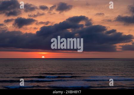 Sonnenaufgang bei bewölktem Himmel über dem Atlantik in Nags Head in Outer Banks, North Carolina, USA Stockfoto