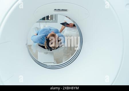 Ärzte, die den Patienten auf die MRT vorbereiten Stockfoto