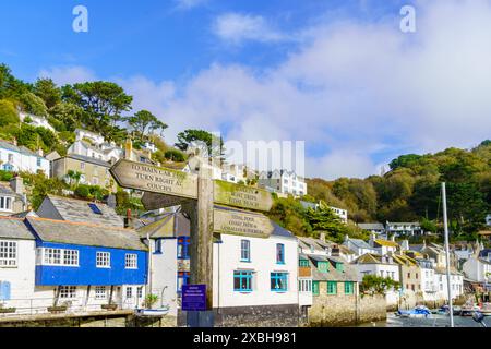 Ansicht der Richtungs- und Warnschilder im Fischerdorf Polperro, Cornwall, England, Großbritannien Stockfoto