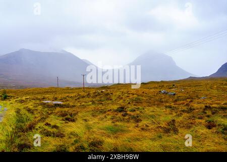 Blick auf die Berglandschaft, an einem regnerischen Tag, auf der Isle of Skye, Innere Hebriden, Schottland, Großbritannien Stockfoto