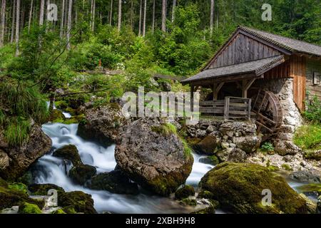 Long Exposure of Mill mit Strom in der Nähe des Gollinger Wasserfalls, Österreich, Europa Stockfoto