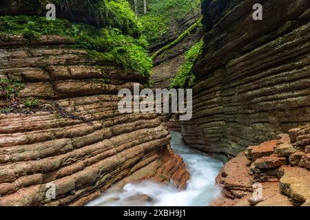 Langzeitbelichtung des Baches in der Taugl-Schlucht bei Salzburg, Österreich, Europa Stockfoto