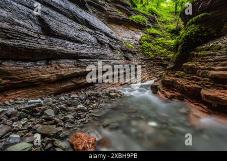 Langzeitbelichtung des Baches in der Taugl-Schlucht bei Salzburg, Österreich, Europa Stockfoto