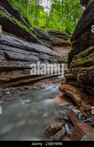 Langzeitbelichtung des Baches in der Taugl-Schlucht bei Salzburg, Österreich, Europa Stockfoto