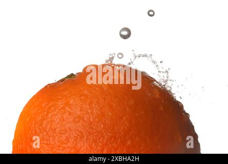 Tropfen Wasser auf Orange Stockfoto