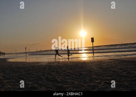 Sonnenuntergang am Strand in Tel Aviv, Israel Stockfoto