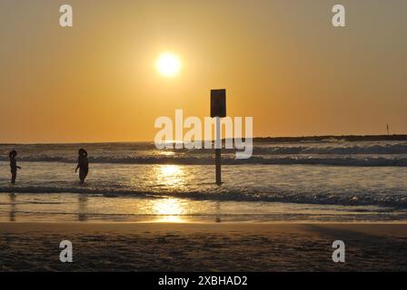 Sonnenuntergang am Strand in Tel Aviv, Israel Stockfoto