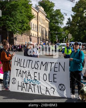 Protestaktion gegen die „Sturmwarnung“ der Extinction Rebellion Finland im Kreisverkehr Kaisaniemi in der Innenstadt von Helsinki am 11. Juni 2024. Stockfoto