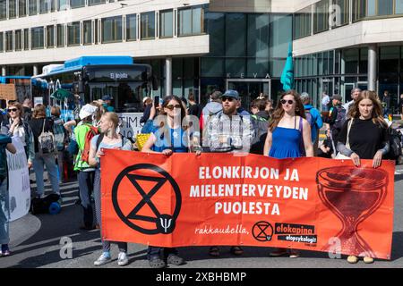 Protestaktion gegen die „Sturmwarnung“ der Extinction Rebellion Finland im Kreisverkehr Kaisaniemi in der Innenstadt von Helsinki am 11. Juni 2024. Stockfoto