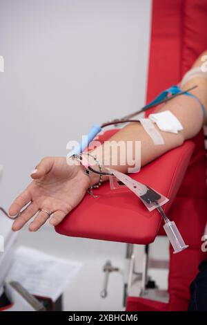 Sicht des Spenders, der Blut in der Spendestelle gibt Stockfoto